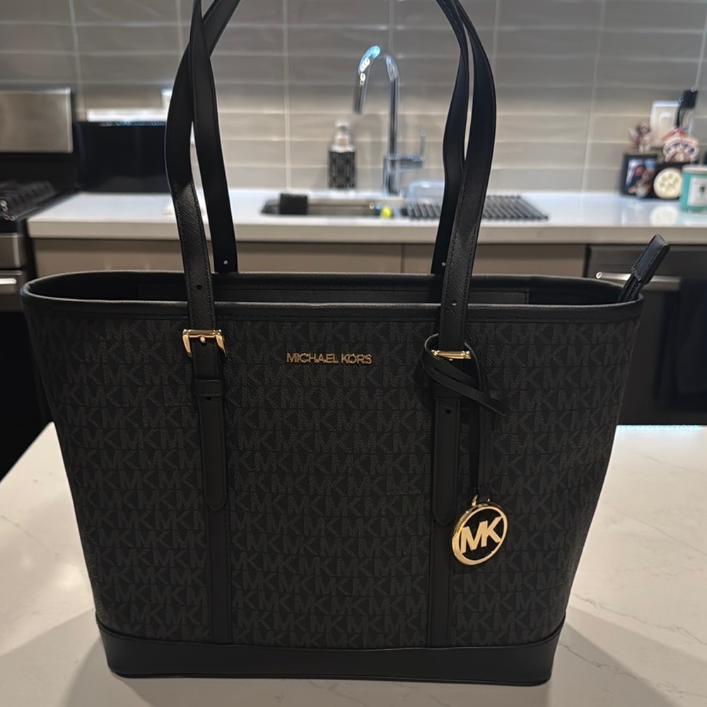 New Michael Kors Medium Jet Set Carryall Tote (Black Signature) never used